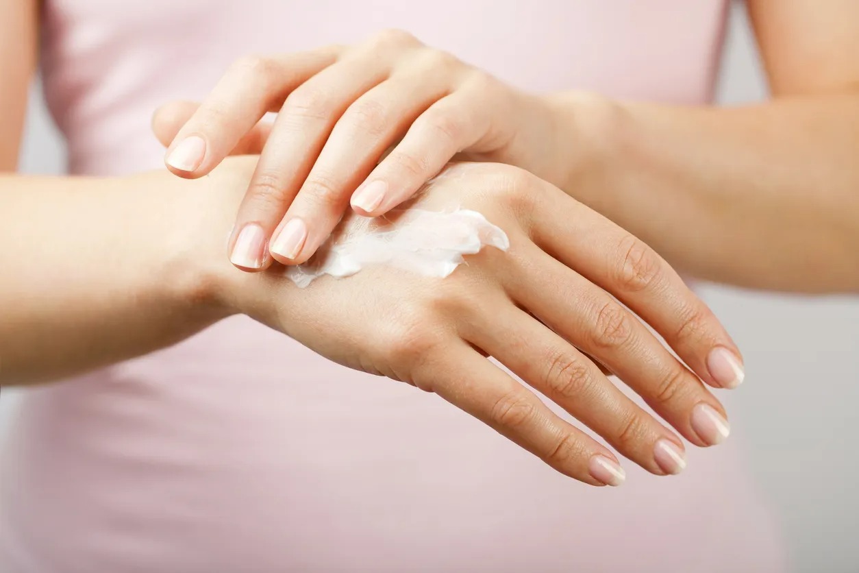 Hand moisturizer for dry skin in winter