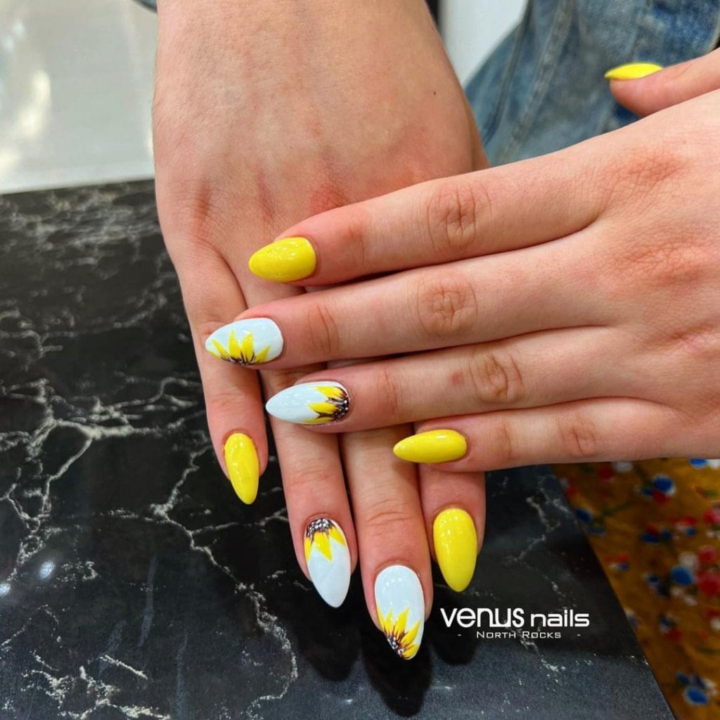 White and Yellow Sunflower Nail