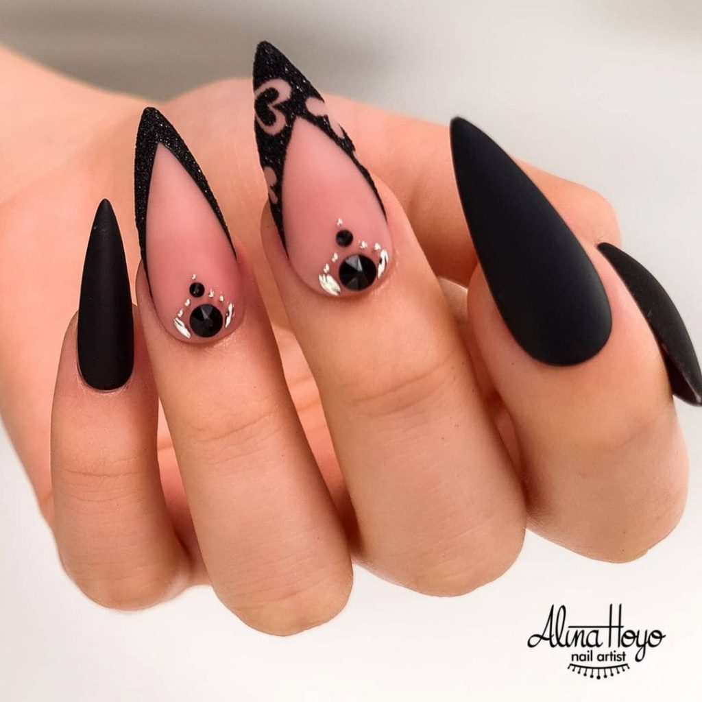 The artistic touch in this nail design makes it the sexiest valentine nail design