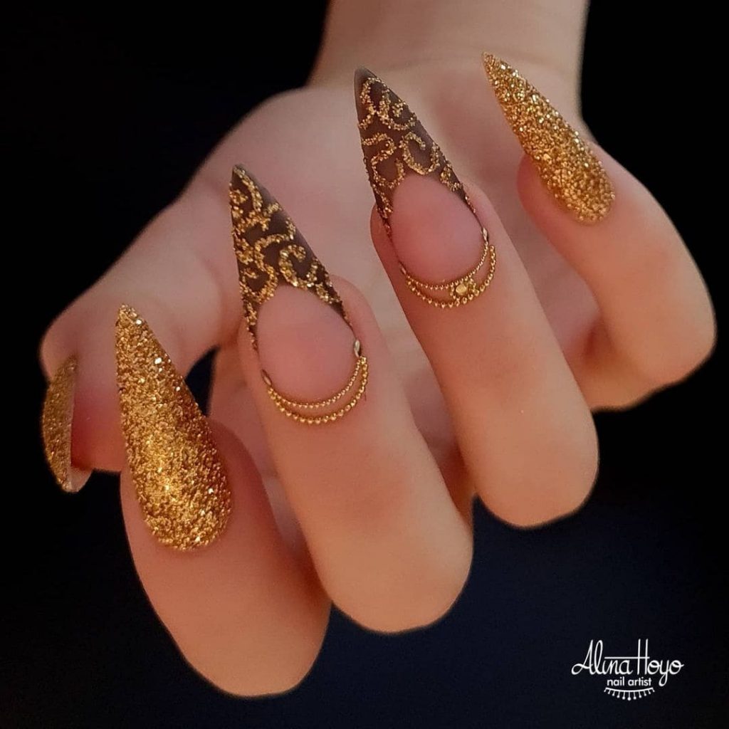  A combination of Glitter and Heart design will leave your nails looking spectacular