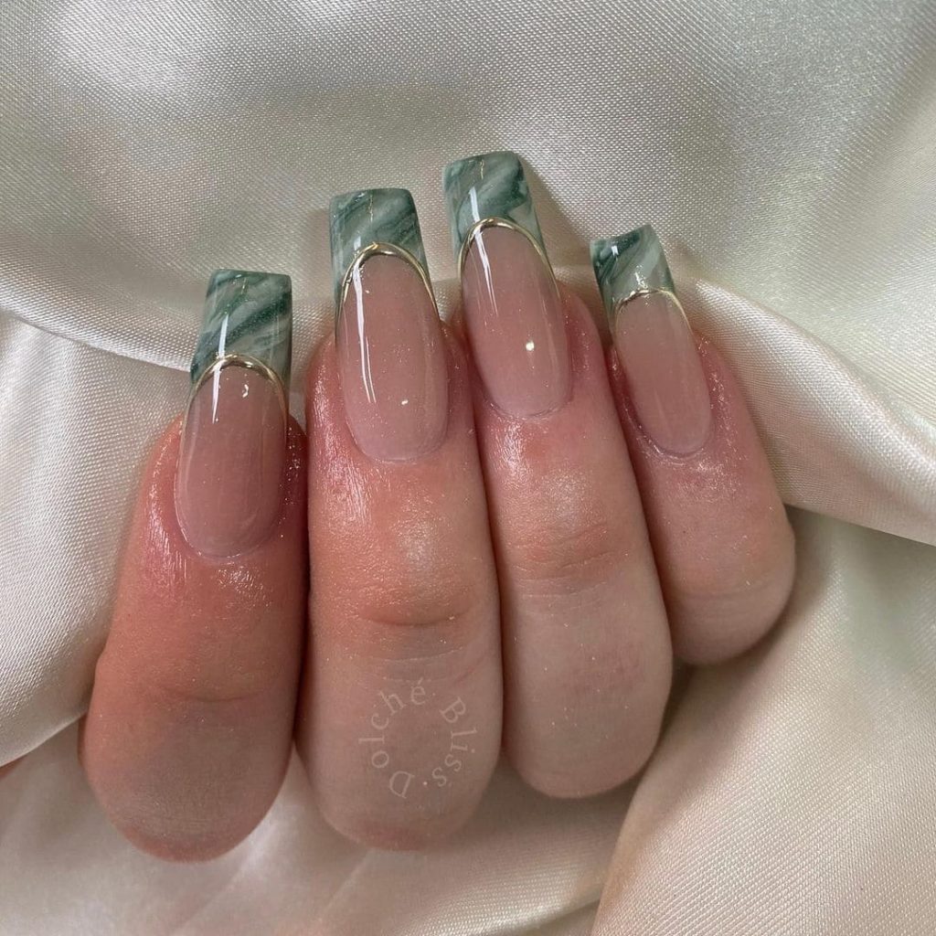 This nail’s design proves outstanding for a valentine date