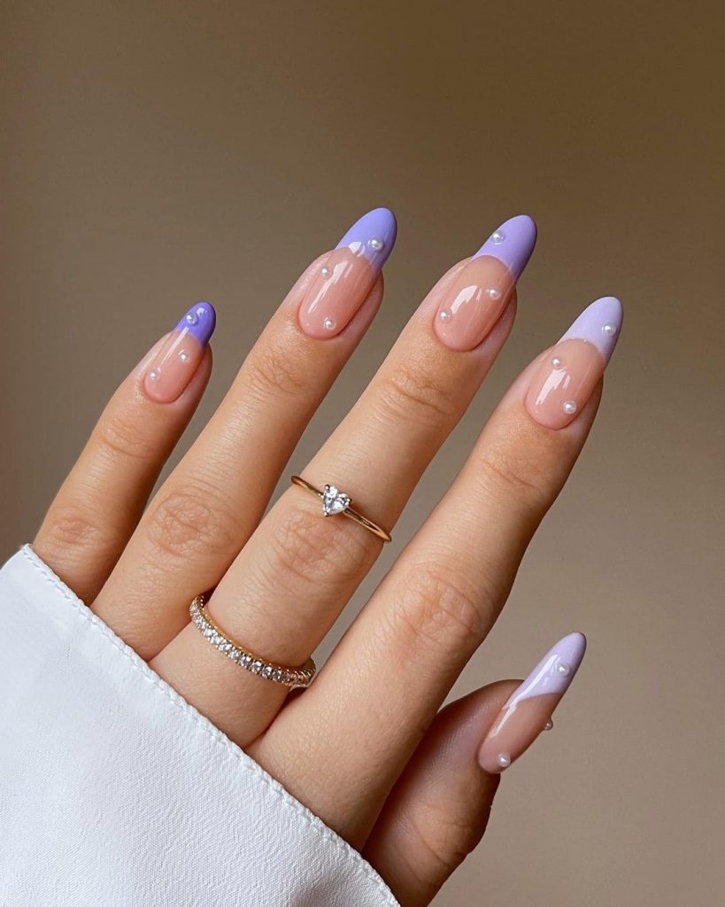 The purple bands with a gold strip make this design a spectacular French valentine nail design