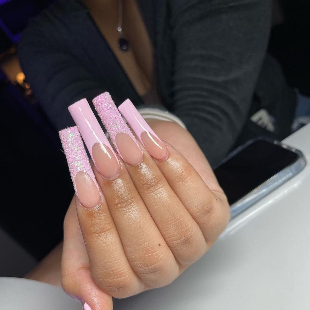 The unique design on the ring fingers makes this pink polish design perfect to wear on valentine