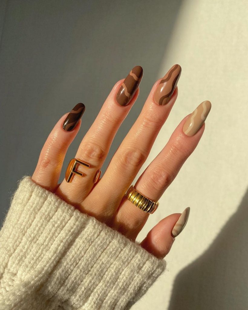This Chocolate Mix Swirls for Christmas nail inspo