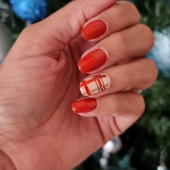 Candy cane design will work in a single fingernail.