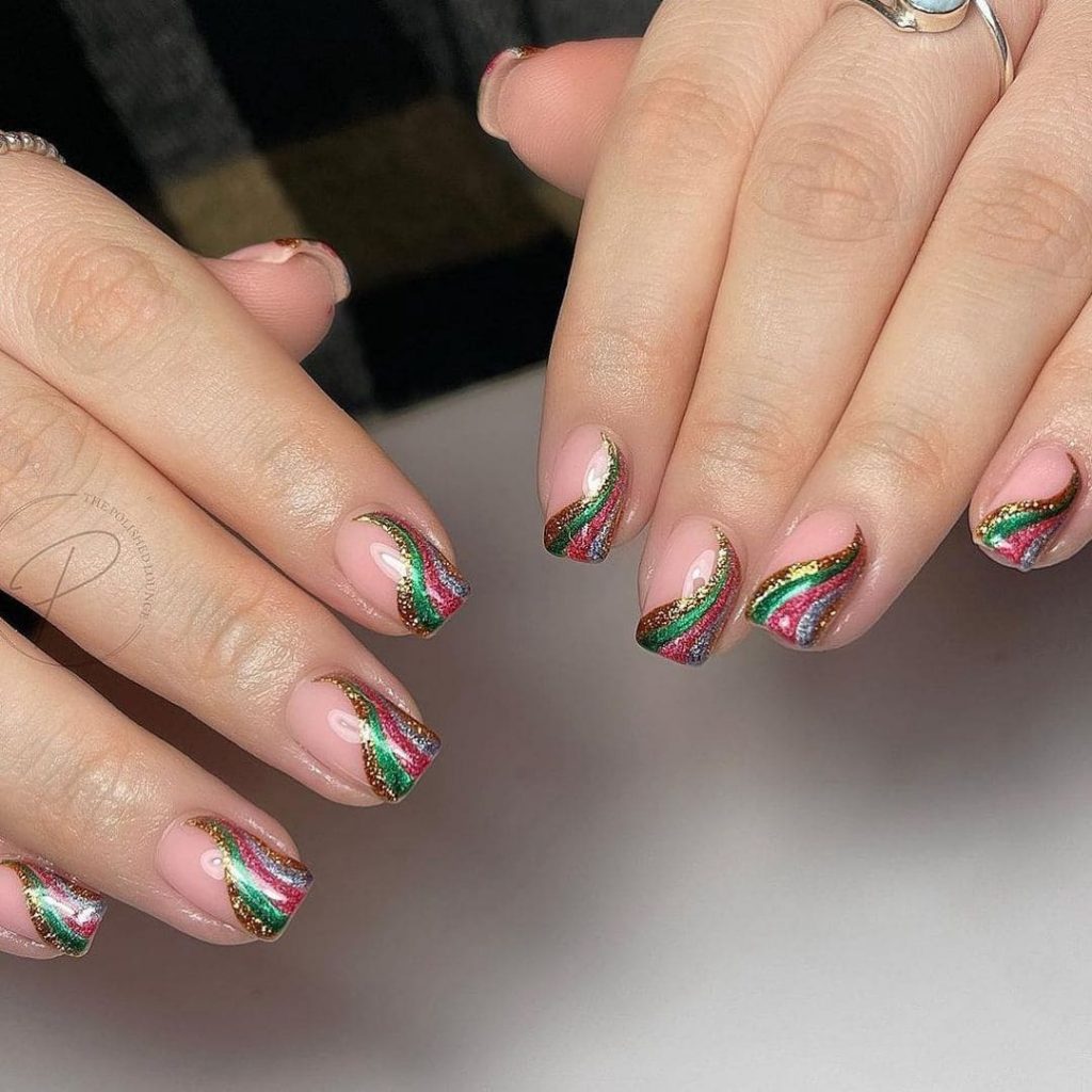  What if you give your nails the all -Christmas-color look?