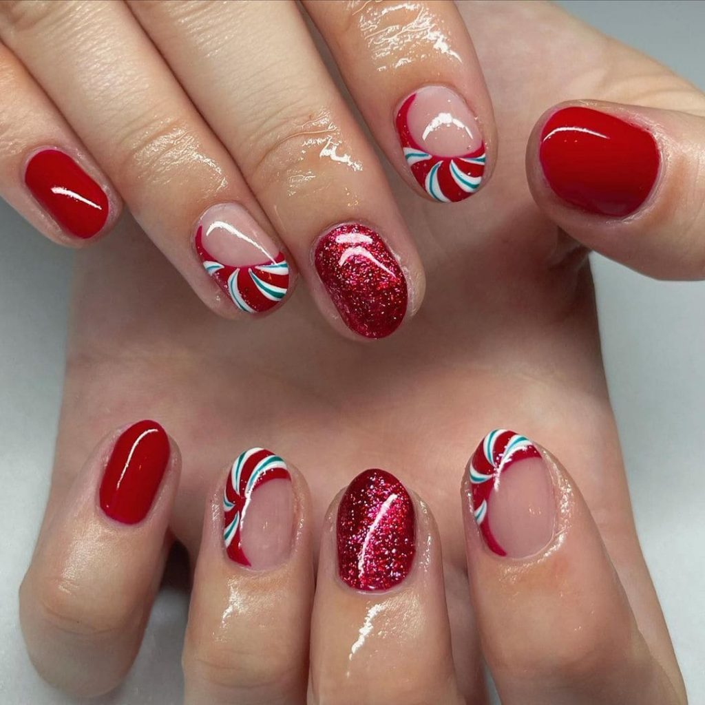 The green and white stripes make this the ultimate Christmas nail art look.